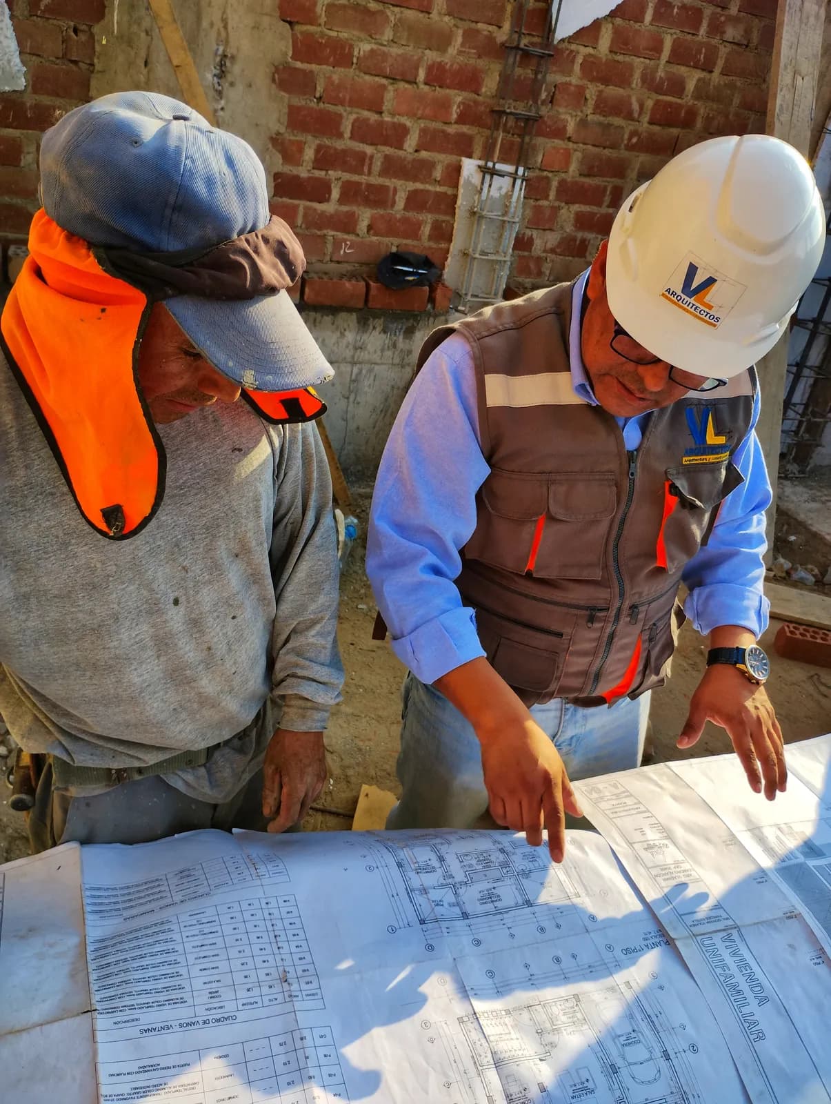 Revisión de planos durante una visita técnica de obra