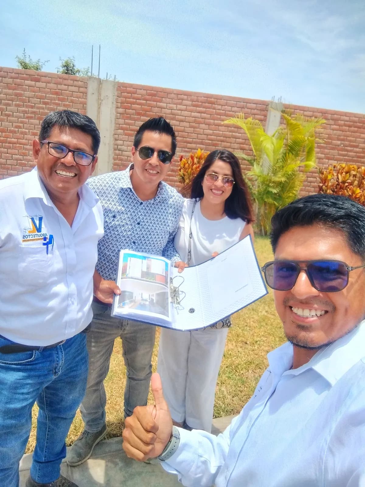Propietarios y equipo de VL Arquitectos en visita técnica