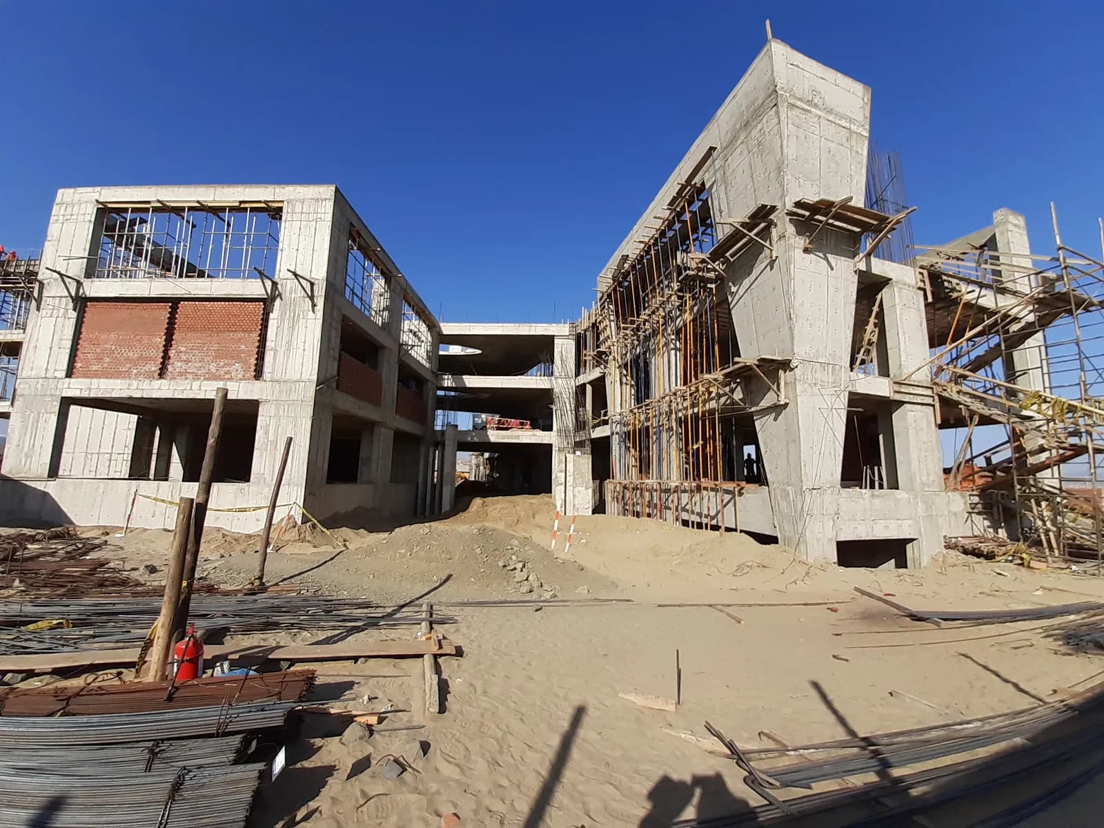 Avance de obra — estructura de concreto de edificación educativa (Facultad de derecho de la UNS)