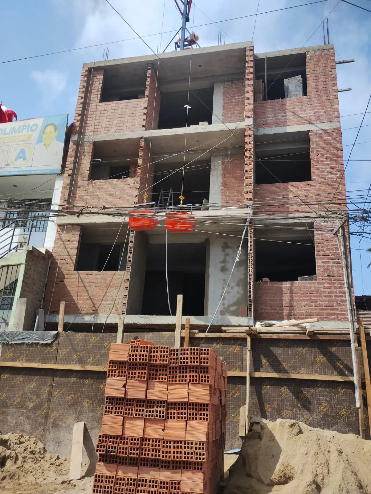 Casco estructural de edificio multifamiliar con encofrado y andamios
