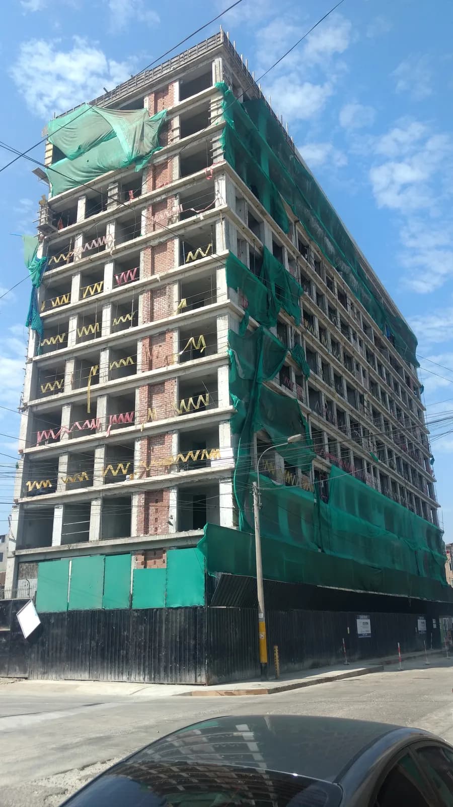 Edificio multifamiliar en obra protegido con malla de seguridad