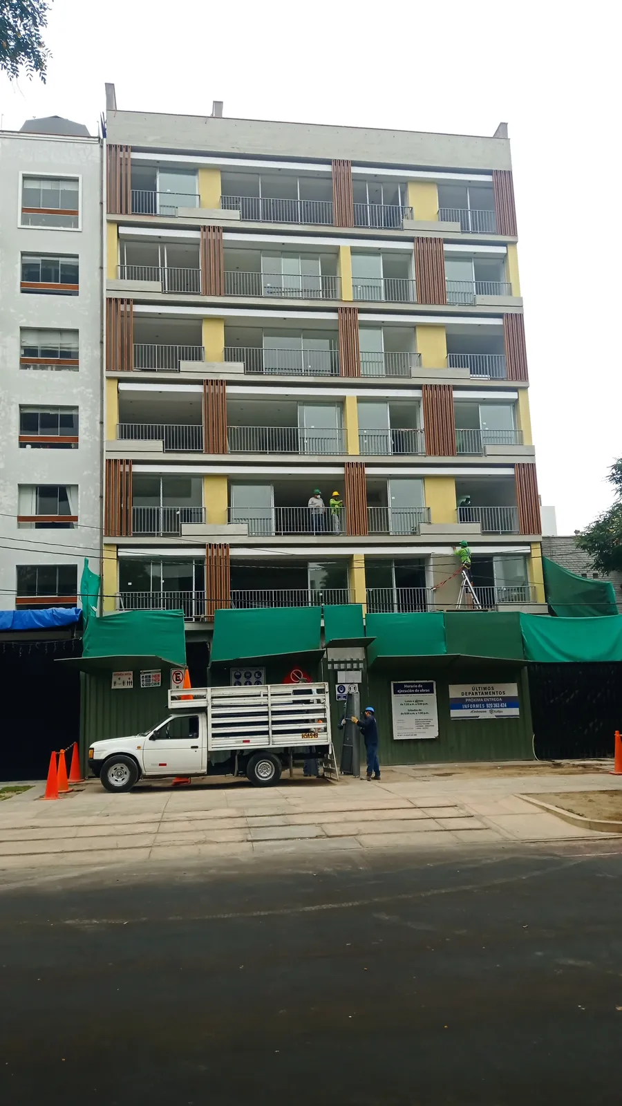 Edificio multifamiliar en etapa final de acabados de fachada