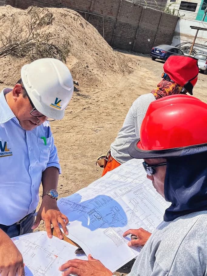 Planos técnicos detallados de un edificio multifamiliar con cortes y plantas