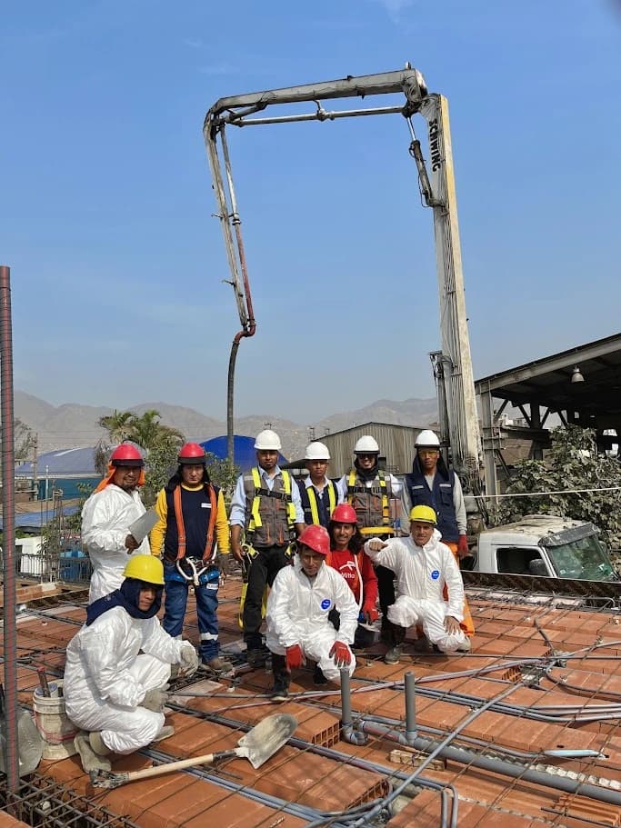 Obra en construcción de edificio en fase de estructura con encofrado y trabajadores