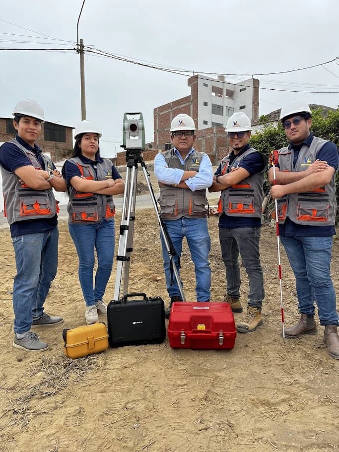 Equipo de VL Arquitectos durante un levantamiento topográfico en campo