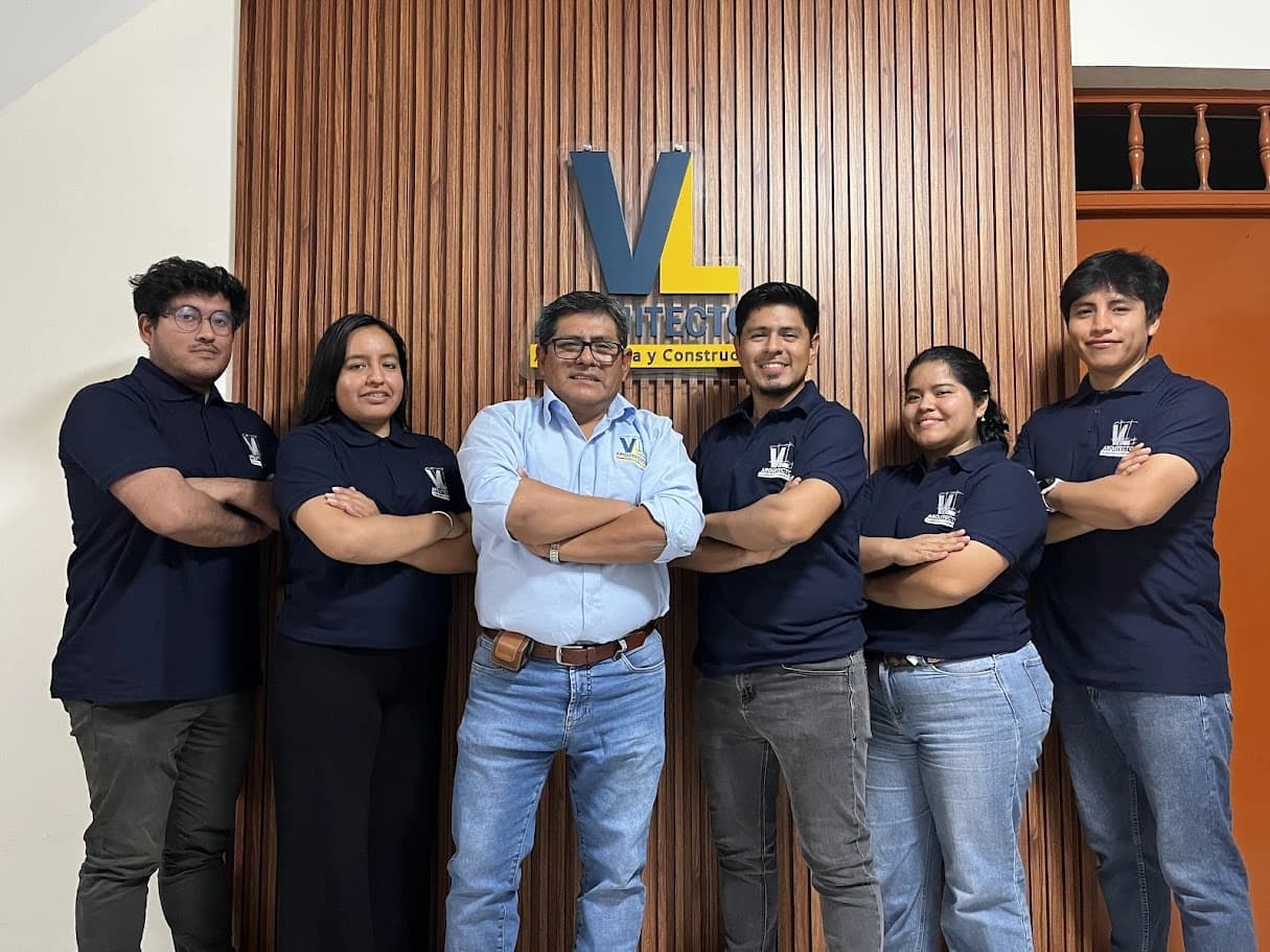Equipo de VL Arquitectos reunido en la oficina